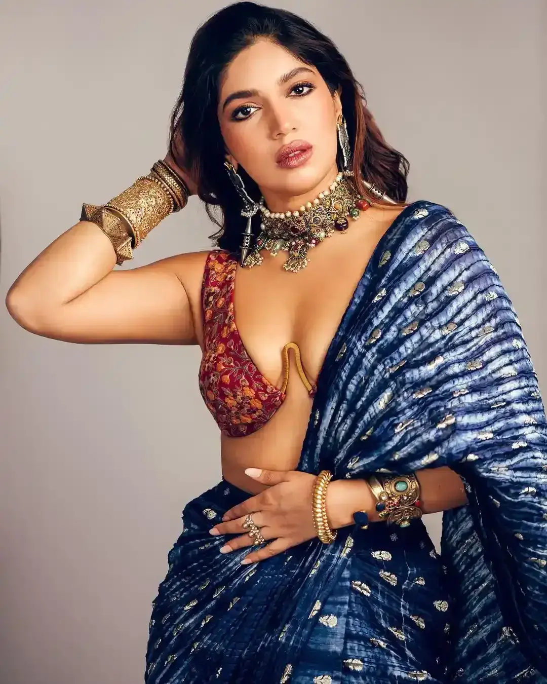 Indian Actress Bhumi Pednekar Images in Blue Colour Saree